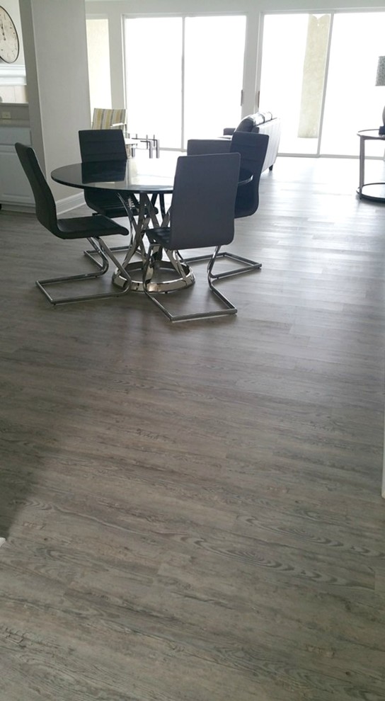 Example of a transitional dining room design in St Louis