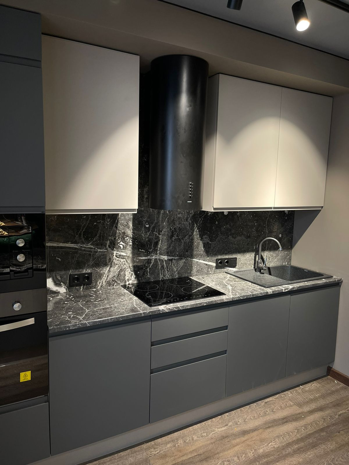 Стильная кухня для молодого парня