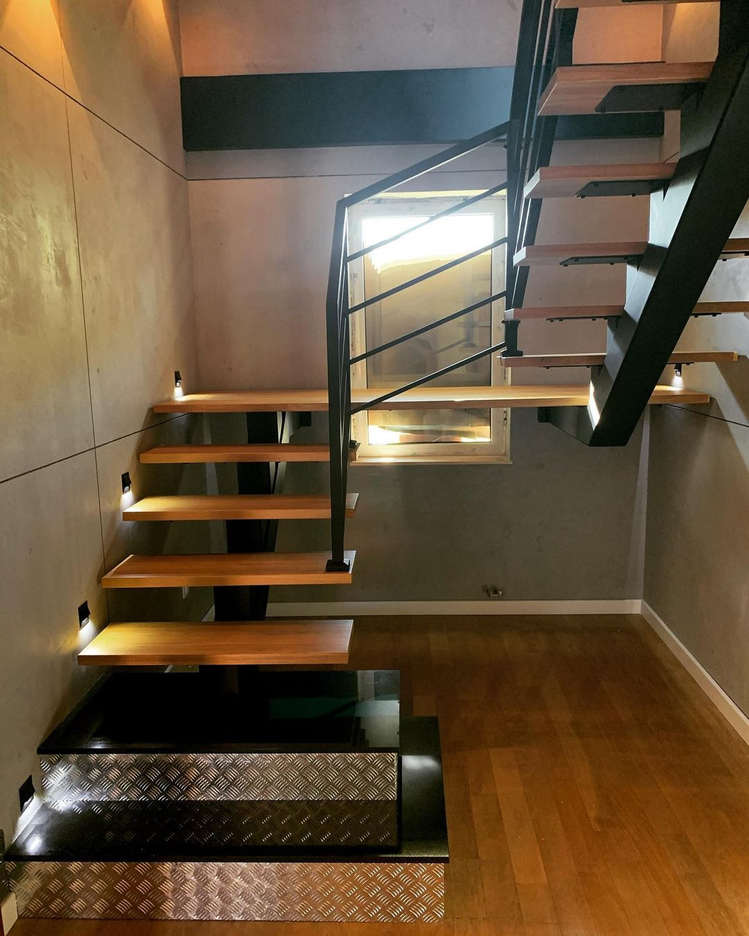 Поворотная лестница на монокосоуре