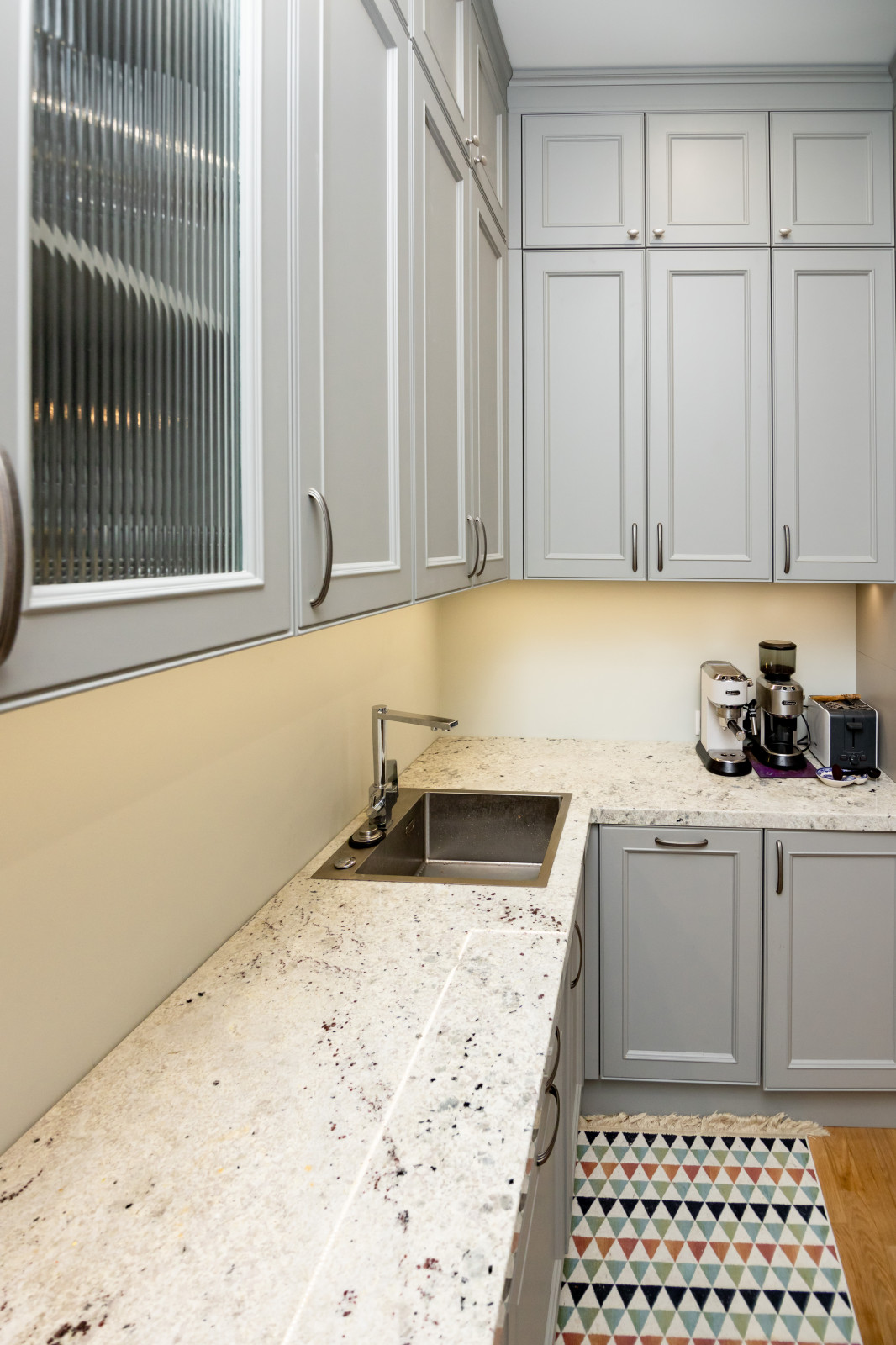 Светло-серая кухня в классическом стиле