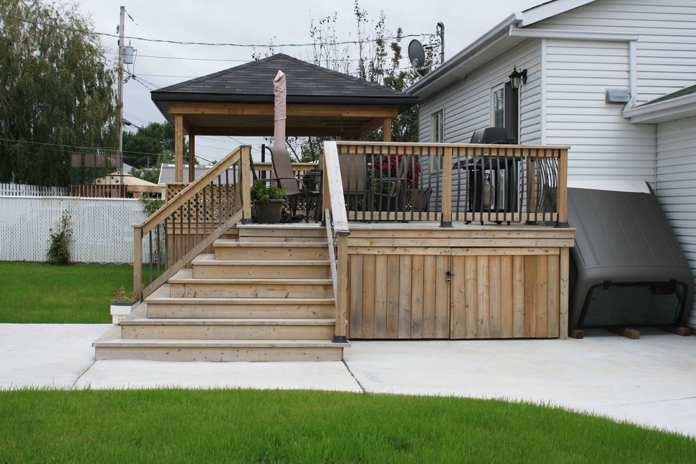 Example of a trendy deck design in Montreal