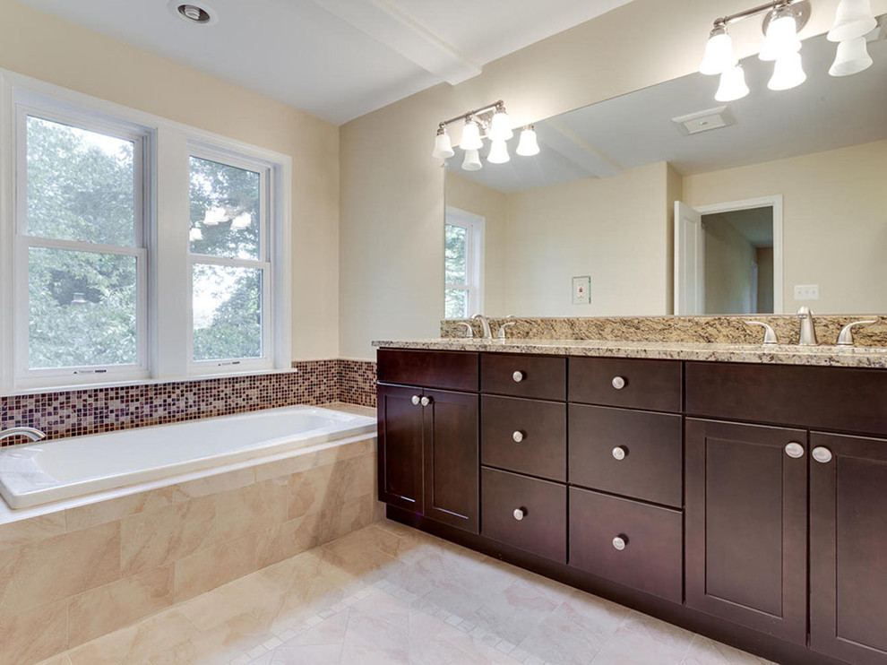 Свежая идея для дизайна: главная ванная комната среднего размера в стиле кантри с керамической плиткой и столешницей из гранита - отличное фото интерьера