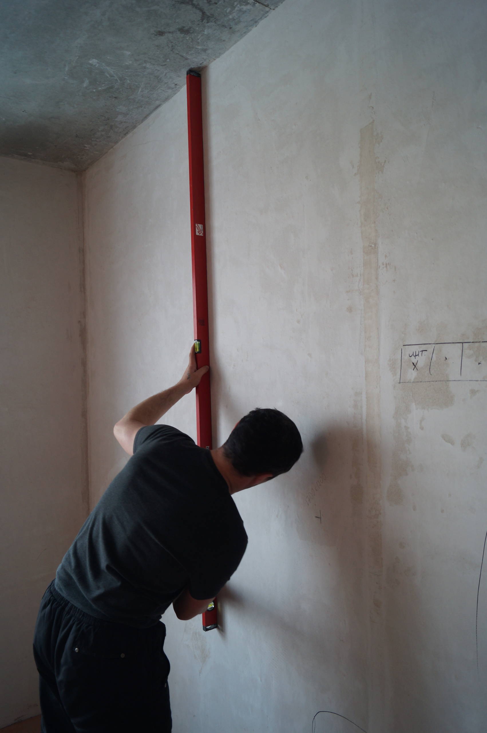Как выполняется шпаклевка стен под покраску