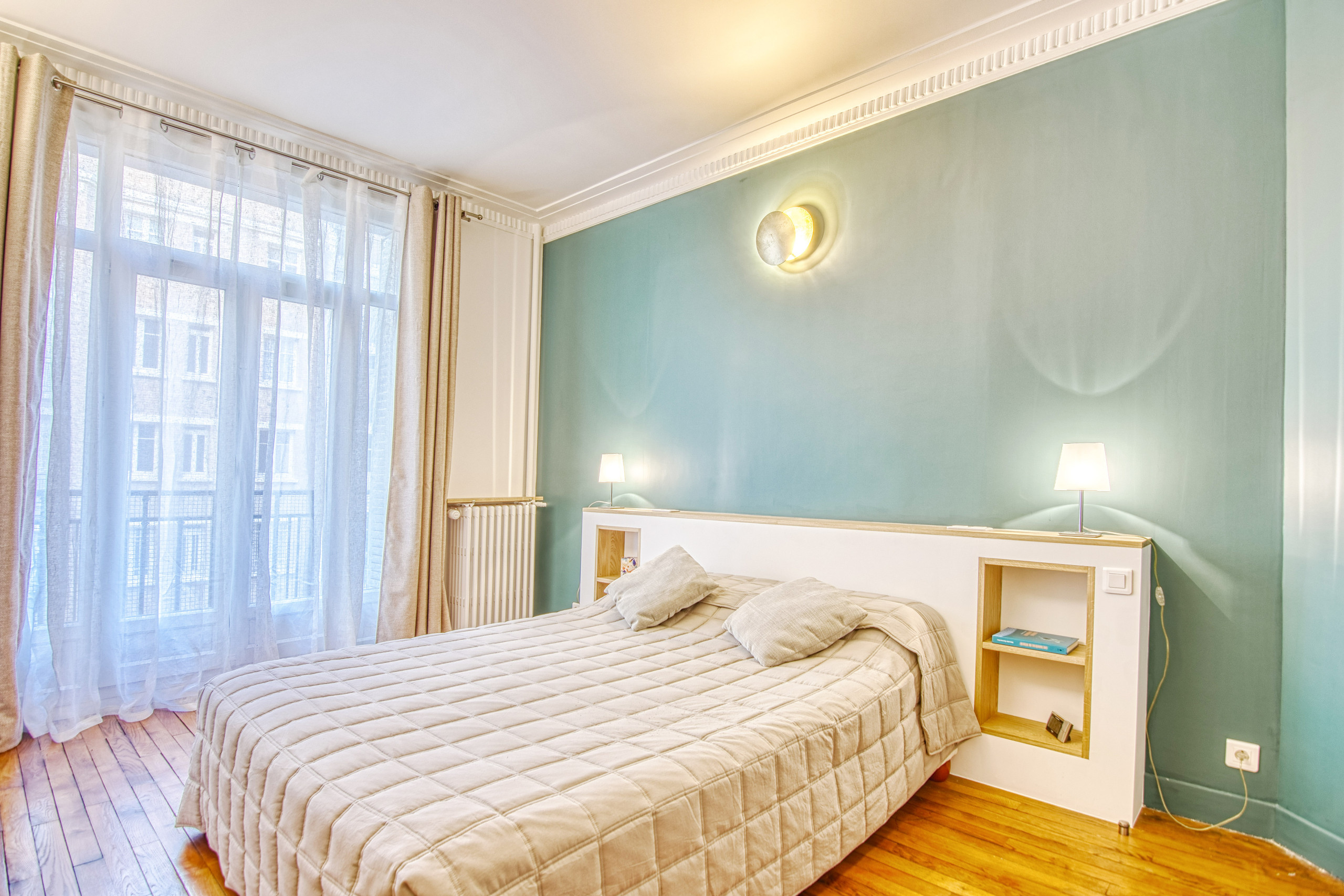 Conception d'une tête de lit et de rangements.