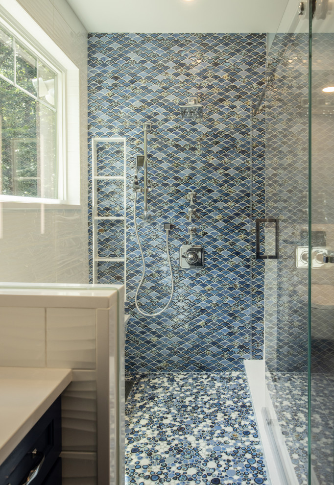 Стильный дизайн: ванная комната в морском стиле с синими фасадами, белой плиткой, серым полом, душем с раздвижными дверями, белой столешницей, сиденьем для душа и тумбой под одну раковину - последний тренд