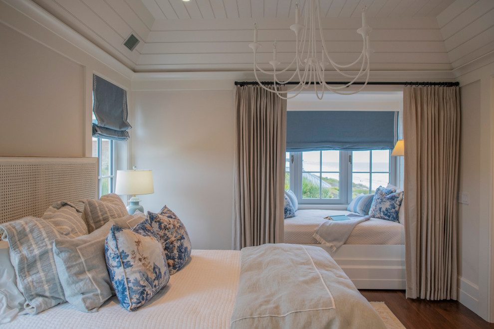 Esempio di una camera degli ospiti costiera con soffitto in perlinato