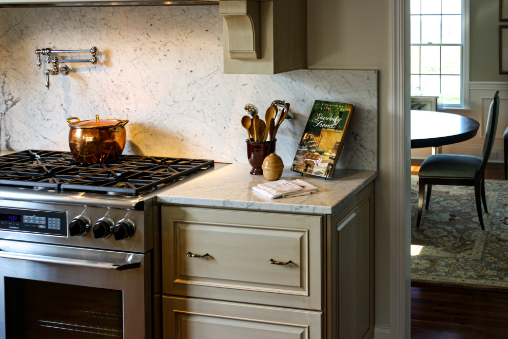 Idéer för ett mellanstort klassiskt vit kök, med granitbänkskiva, vitt stänkskydd och en köksö