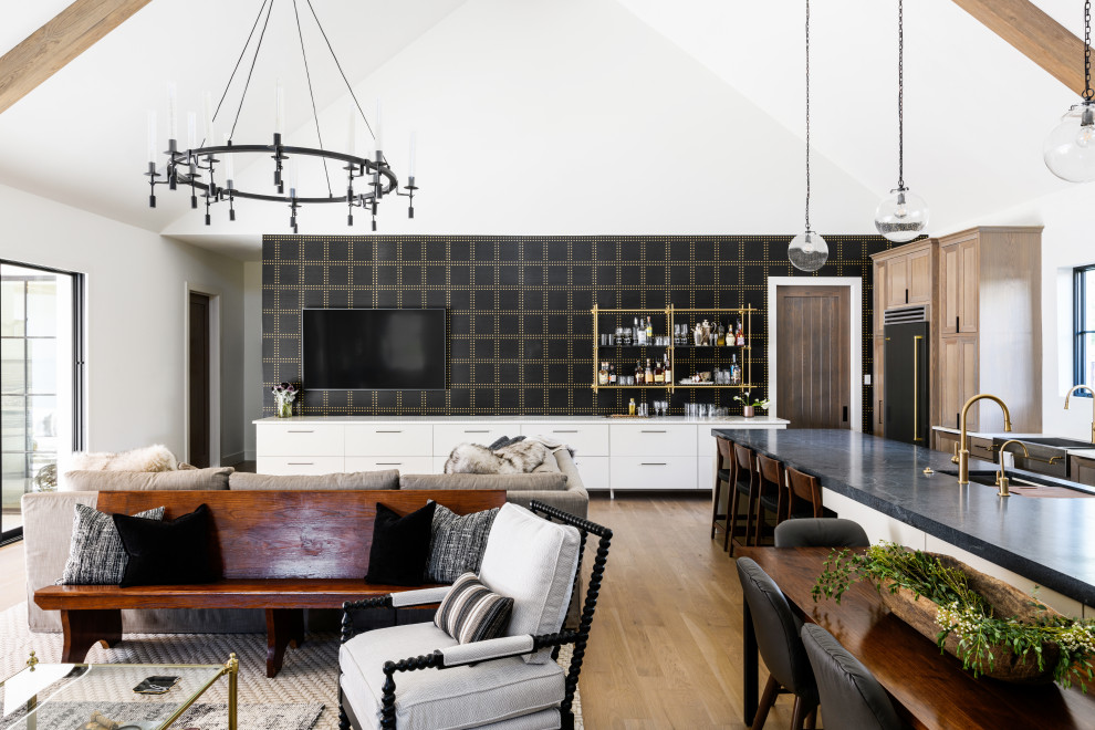Réalisation d'une grande salle de séjour tradition ouverte avec un bar de salon, un mur blanc, un sol en bois brun, un téléviseur fixé au mur, un sol marron, un plafond voûté et du papier peint.