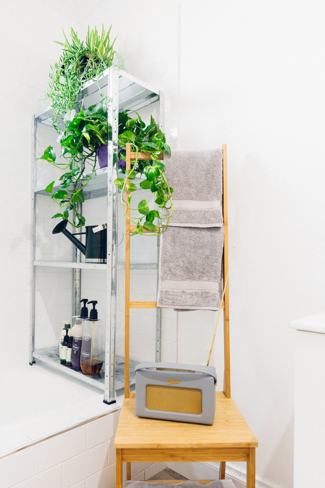 This is an example of a mid-sized midcentury bathroom in Melbourne.