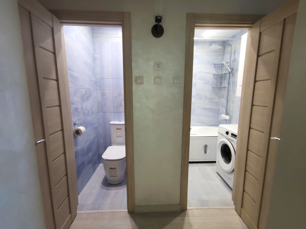 Стильный дизайн: главная ванная комната среднего размера с синей плиткой, синими стенами, полом из керамической плитки и синим полом - последний тренд