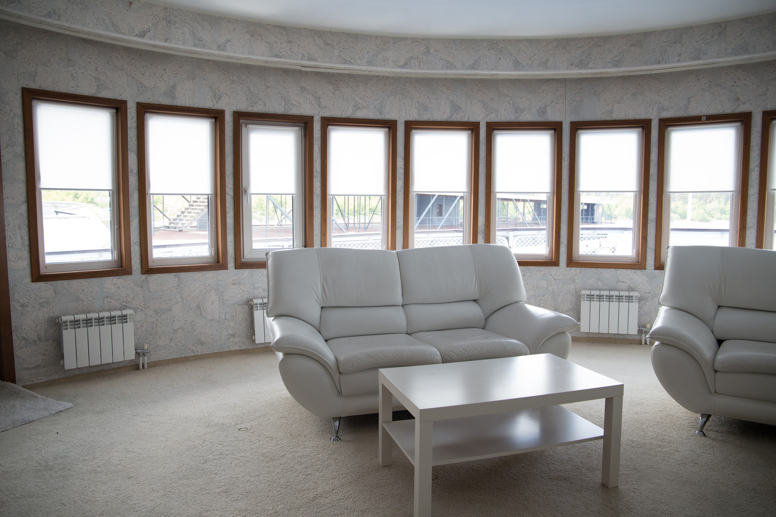 Рулонные шторы на створку окна. Проект на Яхте