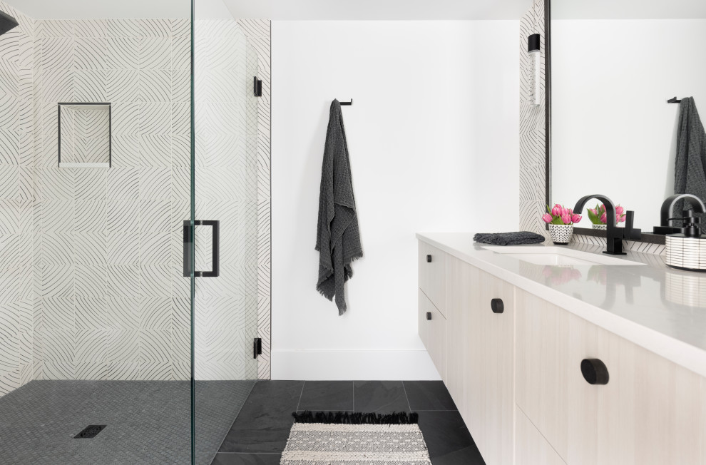 Modern inredning av ett mellanstort vit vitt badrum med dusch, med släta luckor, skåp i ljust trä, en kantlös dusch, vit kakel, cementkakel, bänkskiva i kvarts och dusch med gångjärnsdörr