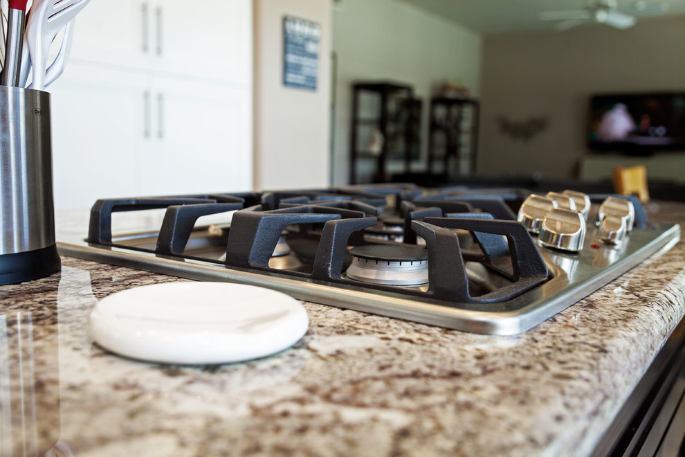 Kitchen - transitional kitchen idea in Phoenix