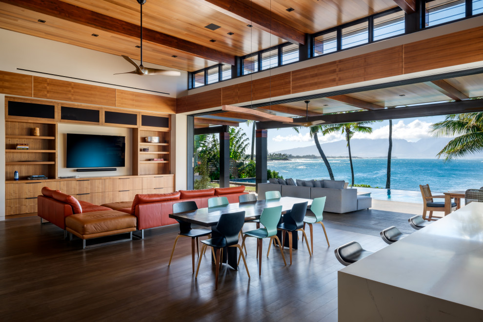 Trendy living room photo in Hawaii