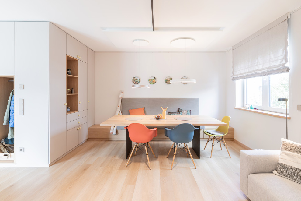 Kleine Moderne Frühstücksecke mit weißer Wandfarbe, hellem Holzboden und beigem Boden in Bonn