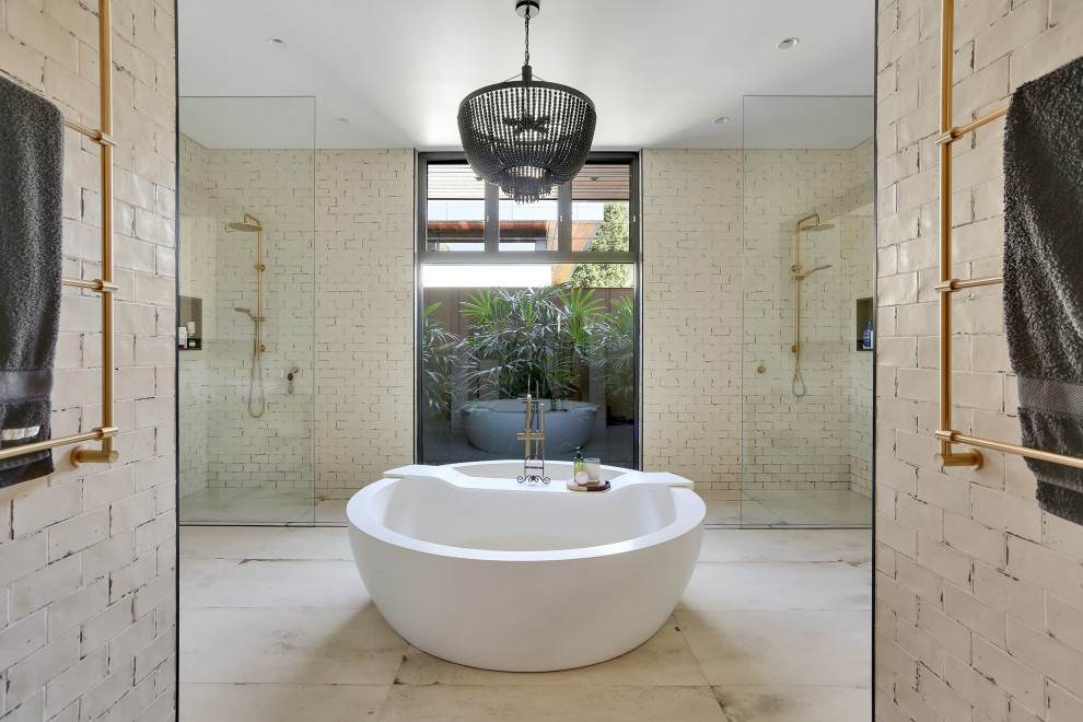 Стильный дизайн: огромная главная ванная комната в современном стиле с белой плиткой, плиткой кабанчик, белыми стенами, мраморным полом, белым полом и кирпичными стенами - последний тренд