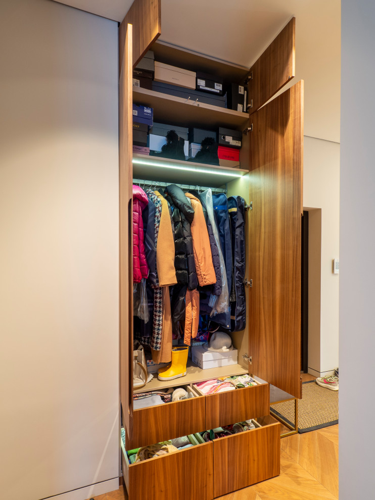 Шкаф в прихожую в современном стиле