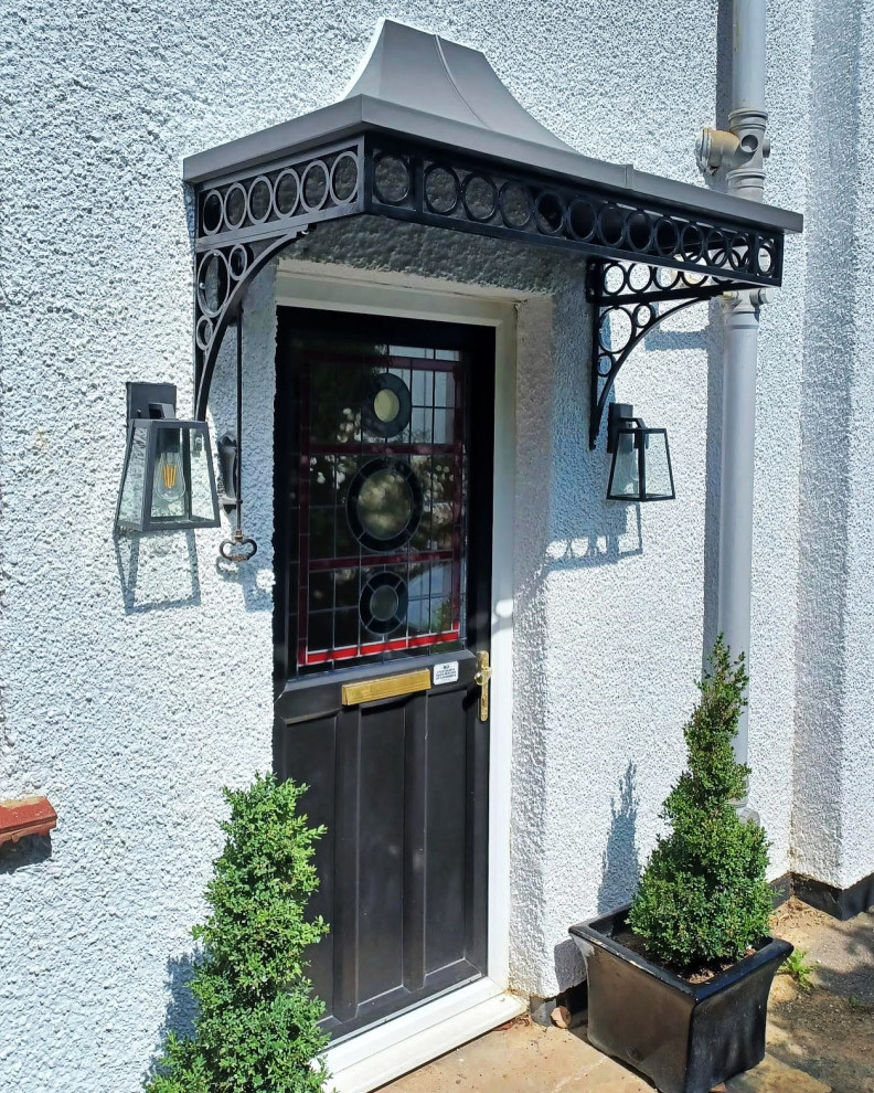 Kleine Klassische Haustür mit blauer Wandfarbe, Einzeltür und schwarzer Haustür in Kent