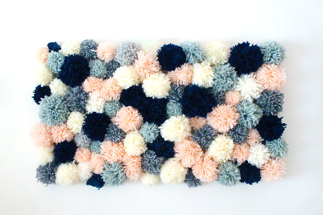 DIY : Fabriquer un tapis en pompons pour une déco cosy cet hiver