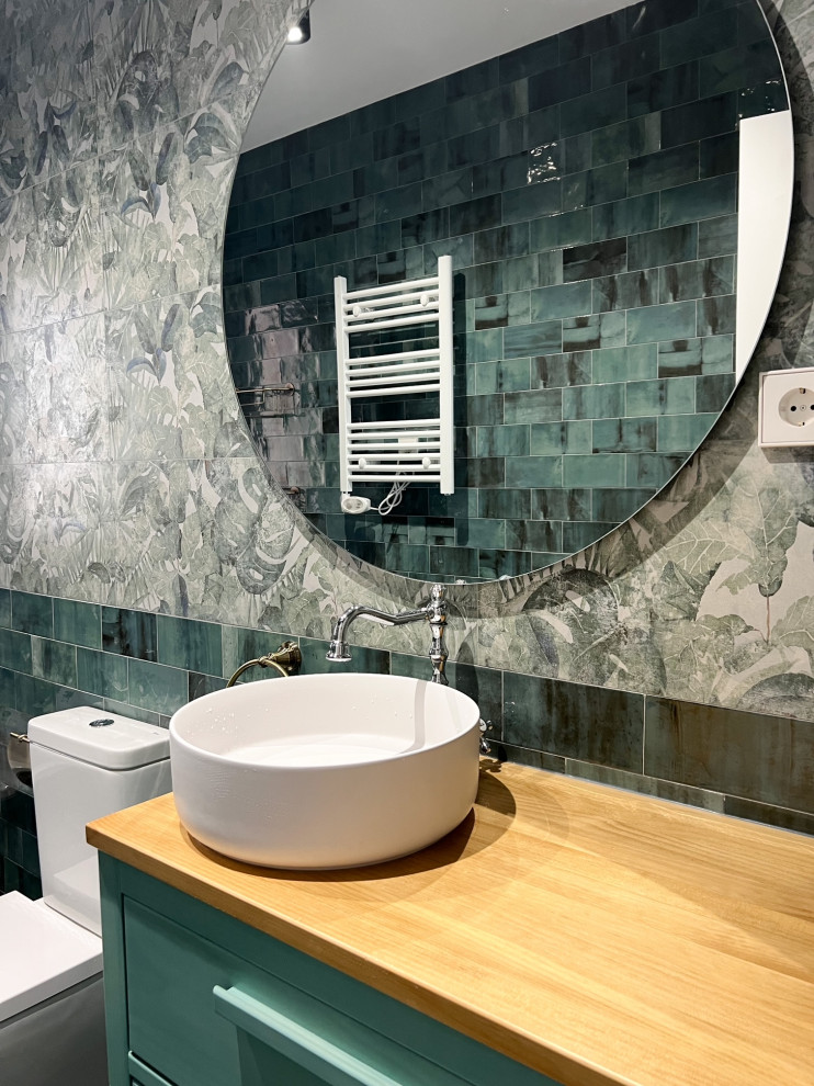 Foto de cuarto de baño principal, único y a medida moderno de tamaño medio con armarios tipo mueble, puertas de armario blancas, bañera encastrada, combinación de ducha y bañera, sanitario de una pieza, baldosas y/o azulejos verdes, gres porcelanico, paredes verdes, suelo de baldosas de cerámica, lavabo sobreencimera, encimera de madera, suelo gris, ducha abierta, encimeras marrones y espejo con luz
