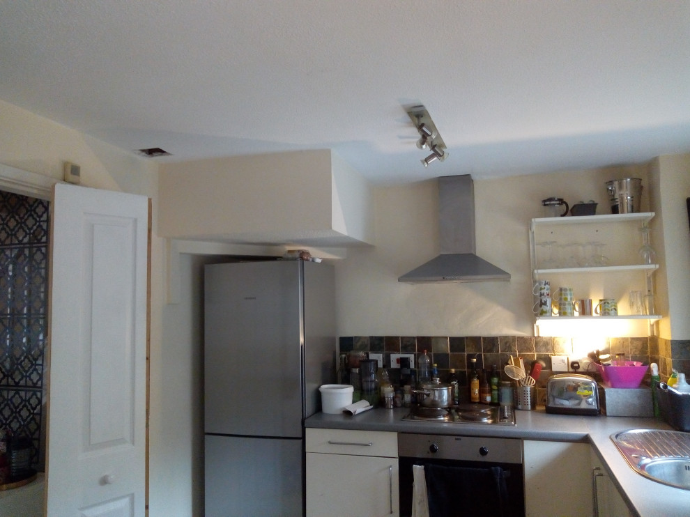 Kitchen help to disguise or create a feature of the stair bulkhead