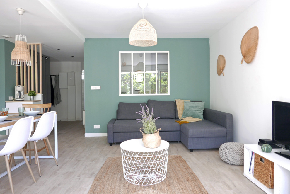 Idée de décoration pour un salon marin de taille moyenne et ouvert avec un mur vert, un sol en vinyl, un sol beige, un plafond à caissons et du papier peint.