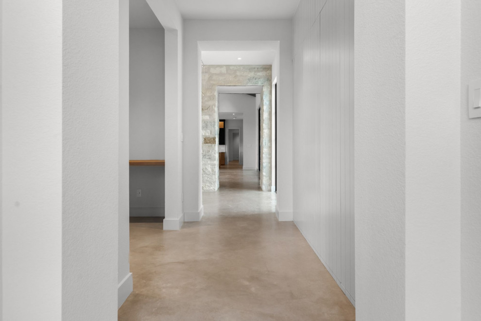 Transitional hallway photo in Austin
