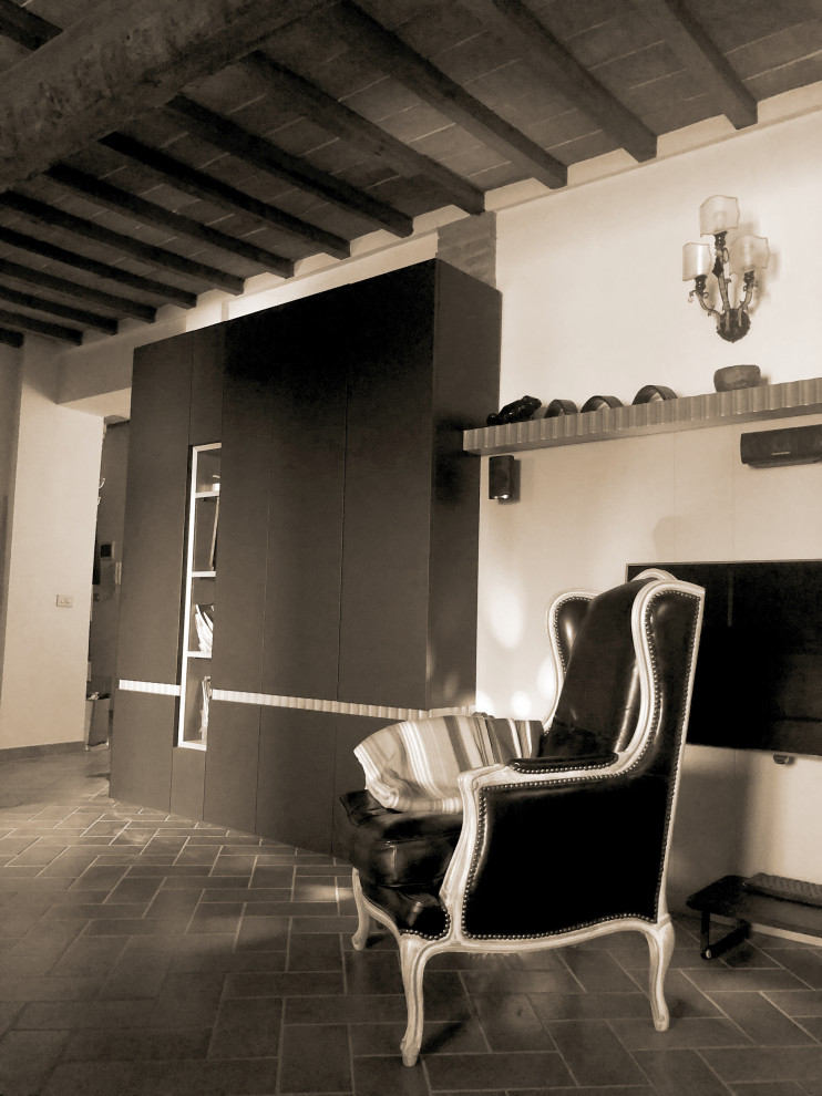 フィレンツェにある高級な小さな地中海スタイルのおしゃれなLDK (ベージュの壁、テラコッタタイルの床、暖炉なし、茶色い床、表し梁) の写真