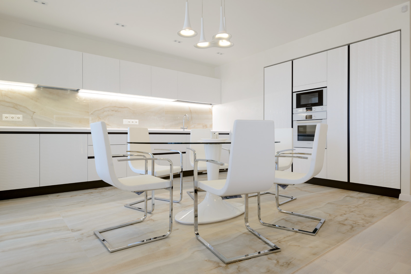 Любовь к белому цвету.