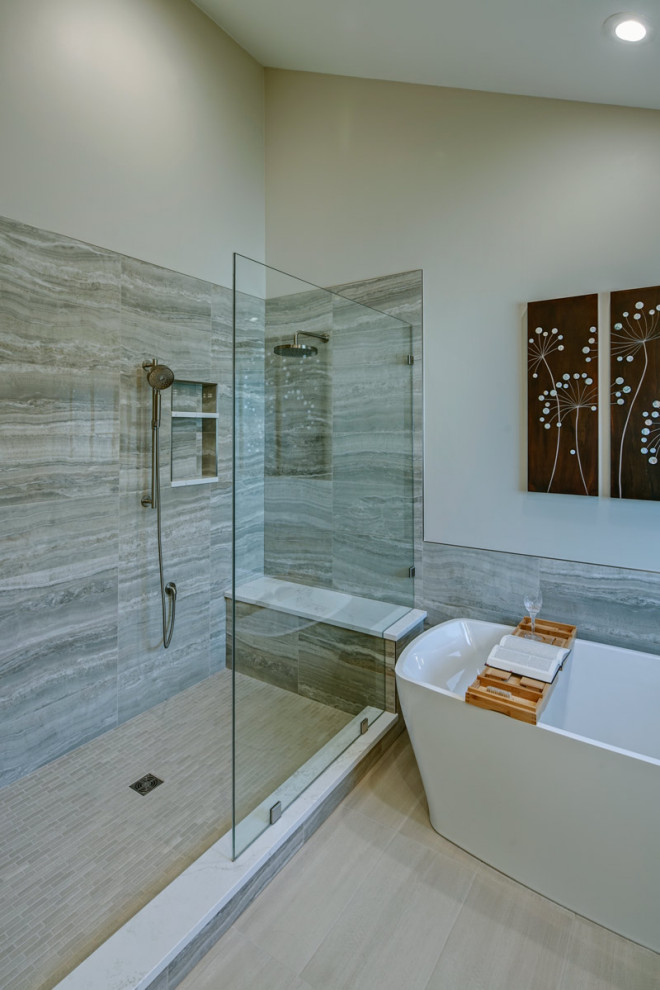 Idéer för stora vintage grått en-suite badrum, med luckor med infälld panel, grå skåp, ett fristående badkar, en dusch i en alkov, ett undermonterad handfat, bänkskiva i kvarts, grått golv och med dusch som är öppen