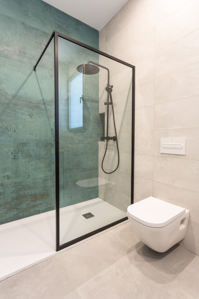 Mittelgroßes Modernes Badezimmer En Suite mit bodengleicher Dusche, grauen Fliesen, grüner Wandfarbe, Zementfliesen für Boden, grauem Boden und schwebendem Waschtisch in Madrid