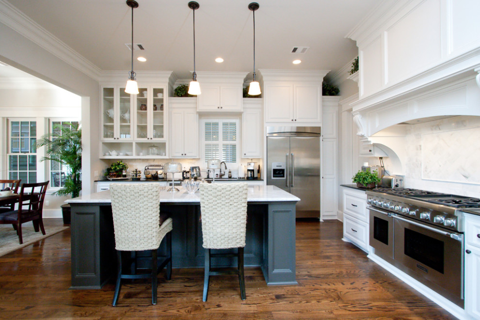 Exemple d'une cuisine avec une crédence en marbre, un sol en bois brun et un sol marron.