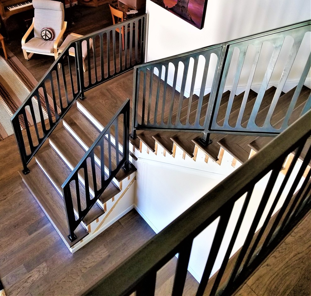Idées déco pour un escalier contemporain en L de taille moyenne avec des marches en bois, des contremarches en bois et un garde-corps en métal.