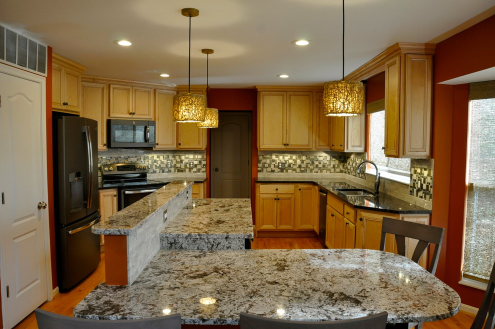 Example of a mid-sized transitional u-shaped light wood floor eat-in kitchen design in Cincinnati with an undermount sink, raised-panel cabinets, light wood cabinets, granite countertops, gray backsplash, glass sheet backsplash, colored appliances and an island