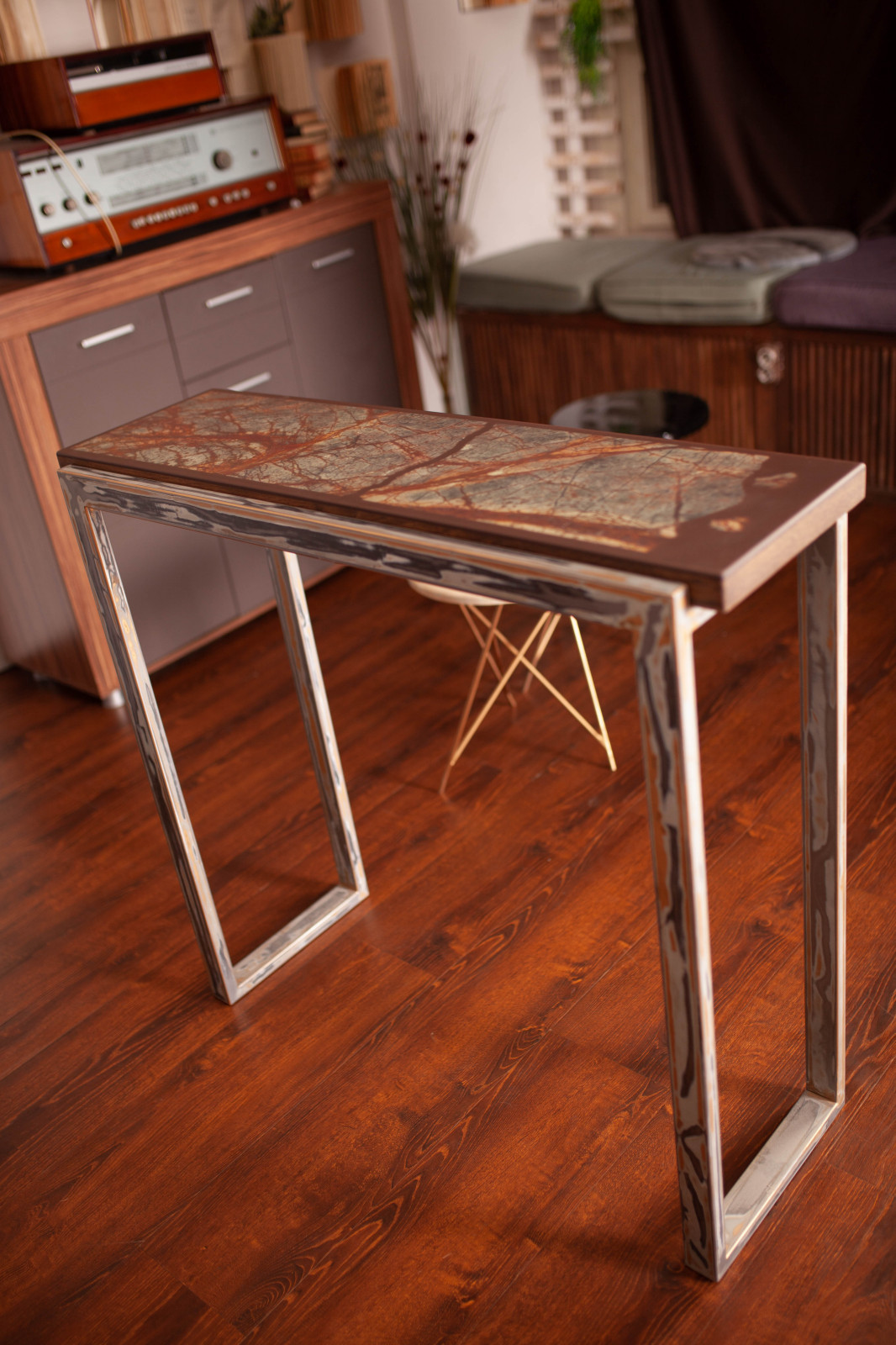 Консоль из натурального камня с дубовой окантовкой