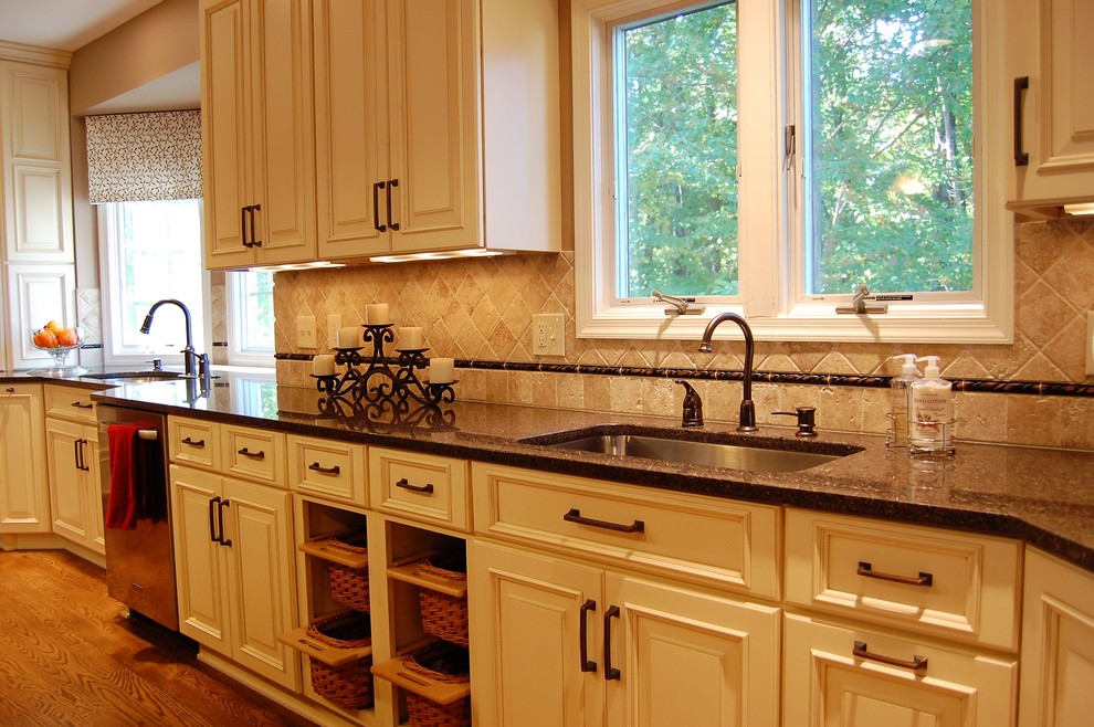 Kitchen - transitional kitchen idea in DC Metro