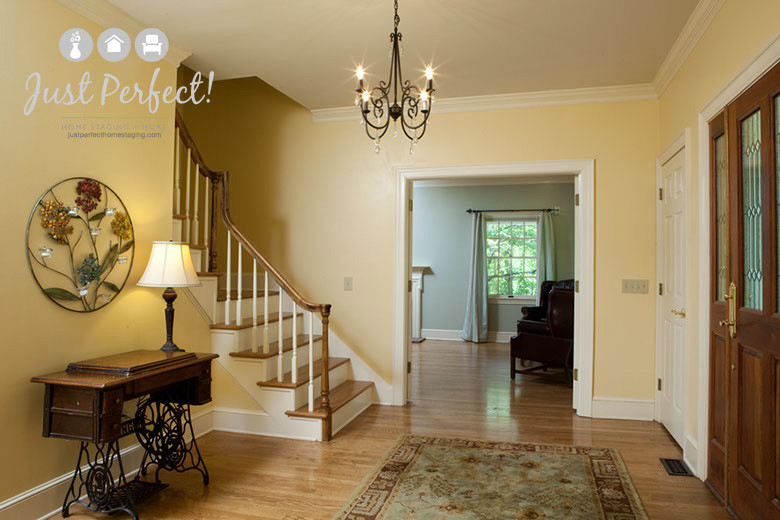 Design ideas for a traditional entryway in Wilmington.