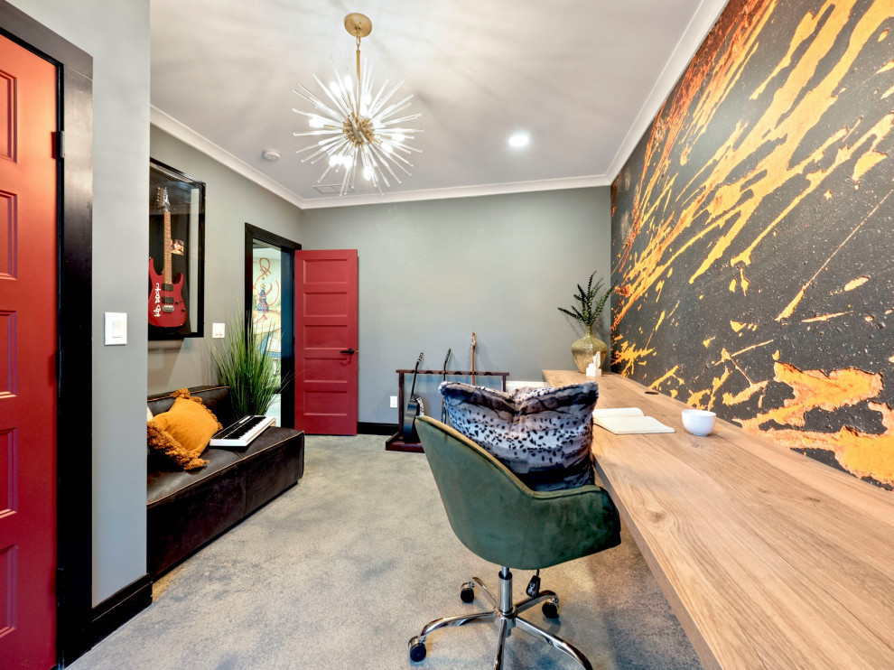 Mittelgroßes Eklektisches Arbeitszimmer mit Studio, schwarzer Wandfarbe, Betonboden, Einbau-Schreibtisch, grauem Boden und Tapetenwänden in Sonstige