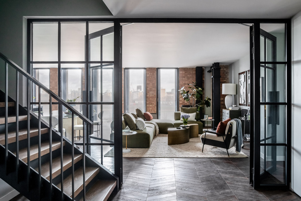 Modernes Wohnzimmer mit weißer Wandfarbe, dunklem Holzboden, braunem Boden und Ziegelwänden in Surrey