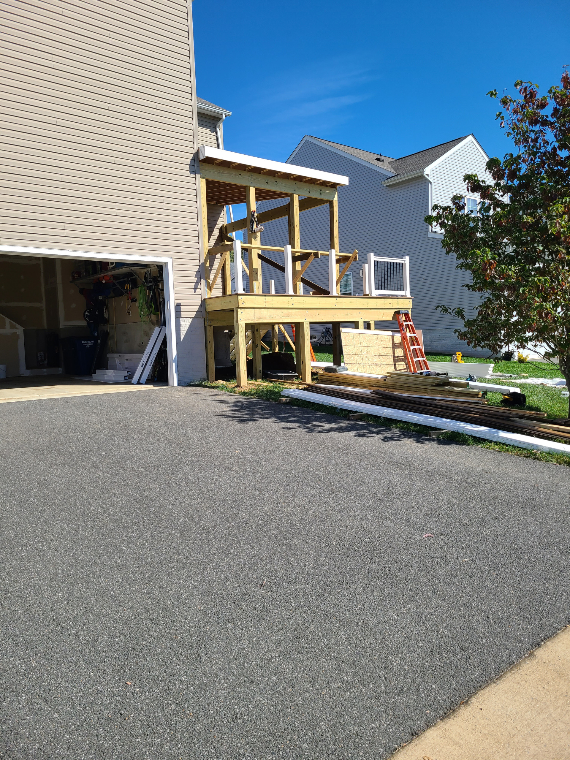 Screened in deck w/ outer walkway