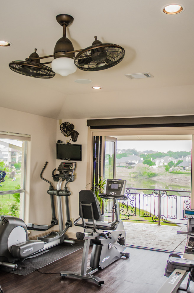 Photo of a traditional home gym in Dallas.