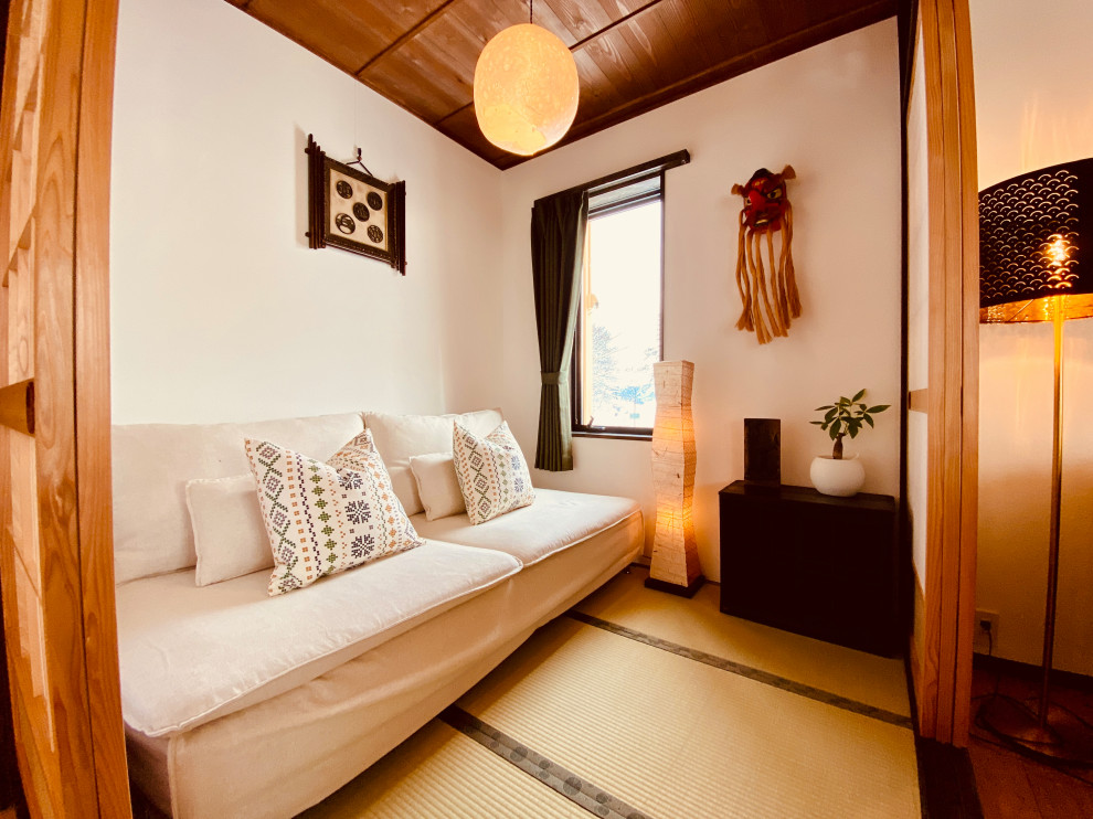 Ispirazione per un soggiorno etnico di medie dimensioni e aperto con pareti bianche, pavimento in tatami, camino ad angolo, pavimento beige e soffitto in perlinato