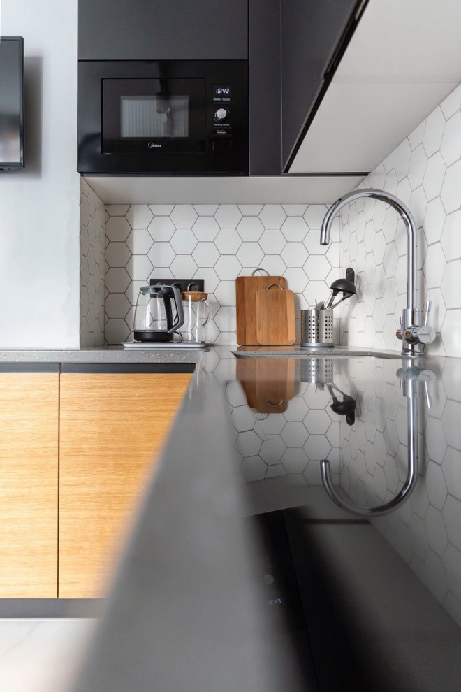 Черная кухня с деревом