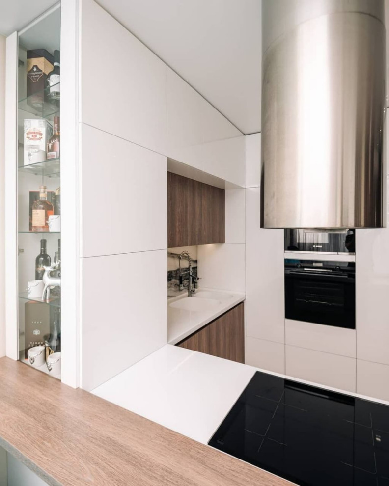 Большая белая п-образная кухня с островом, барной стойкой и витриной