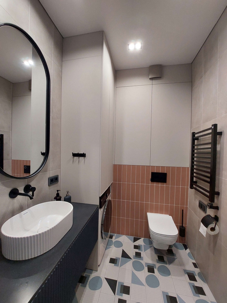 Idée de décoration pour une salle de bain tradition de taille moyenne avec une baignoire sur pieds, un combiné douche/baignoire et meuble simple vasque.