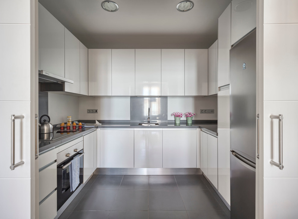 This is an example of a contemporary kitchen in Malaga.