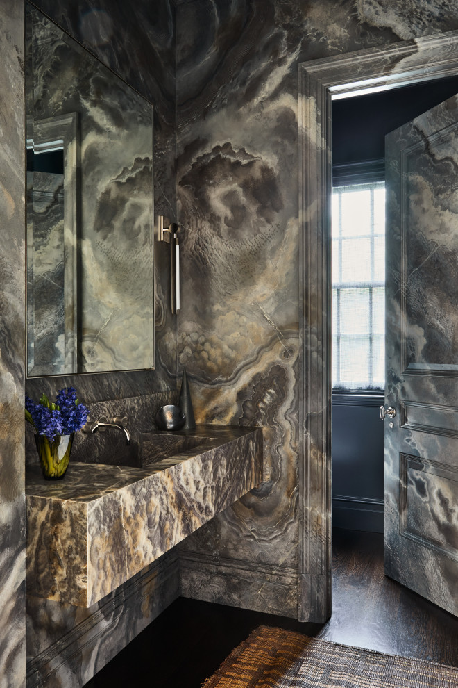 Große Moderne Gästetoilette mit grauer Wandfarbe, dunklem Holzboden, Onyx-Waschbecken/Waschtisch und schwebendem Waschtisch in New York