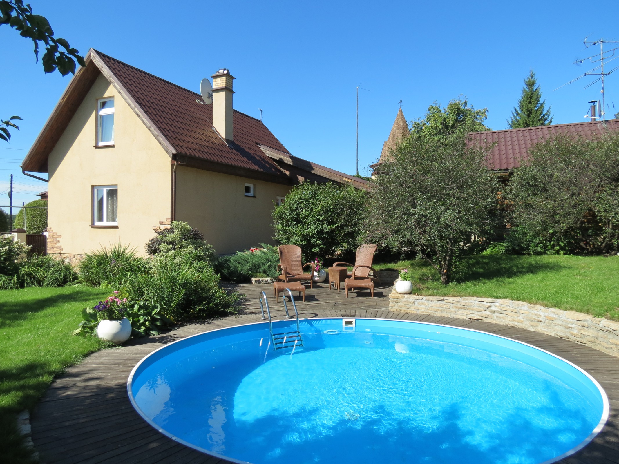 Бассейн в саду