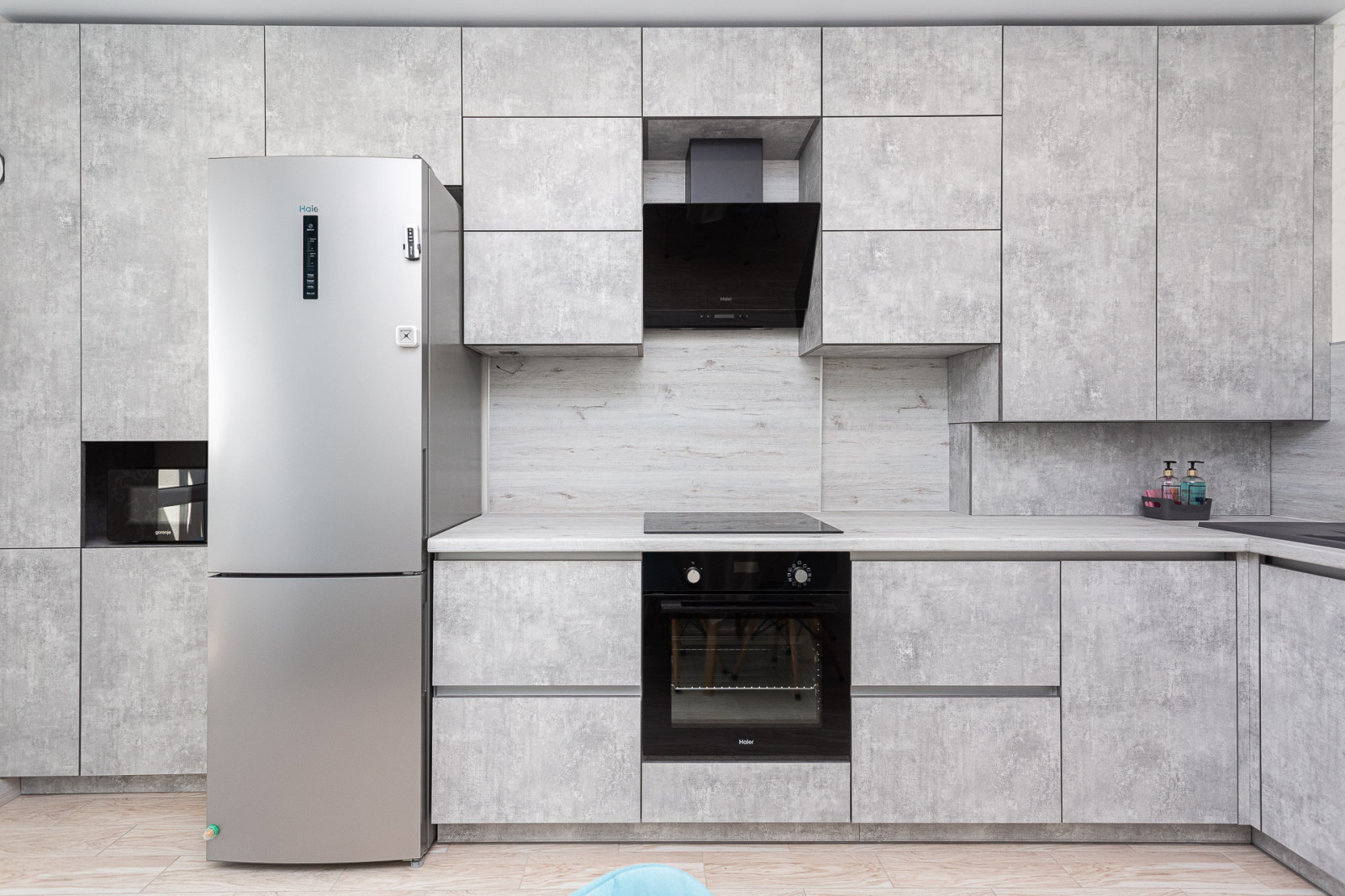 Современная кухня в сером цвете