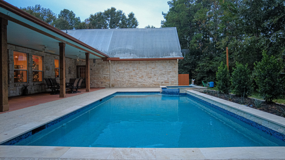 Inspiration för mellanstora lantliga rektangulär pooler på baksidan av huset, med spabad och trädäck